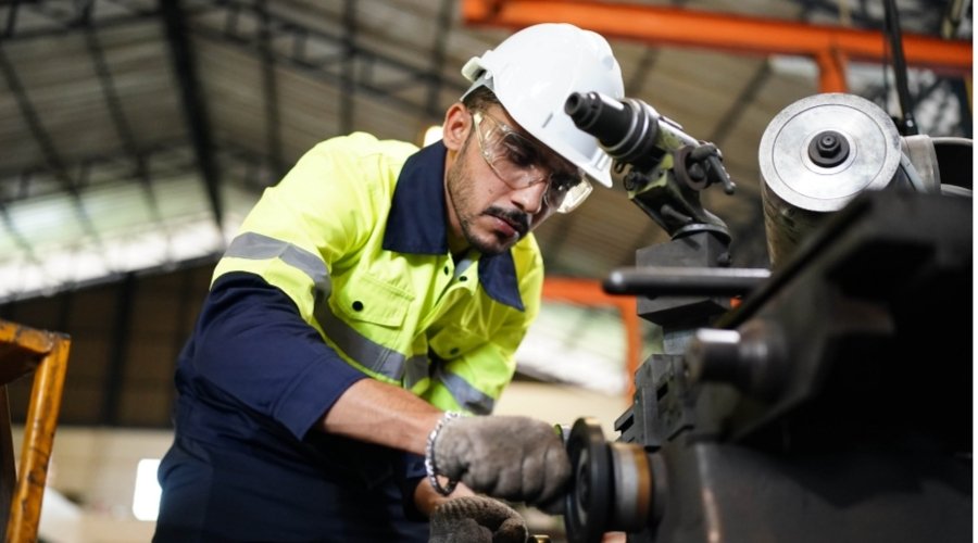 construction-worker-using-tools-equipment-breakdown-whats-covered-by-insurance-vs-warranty