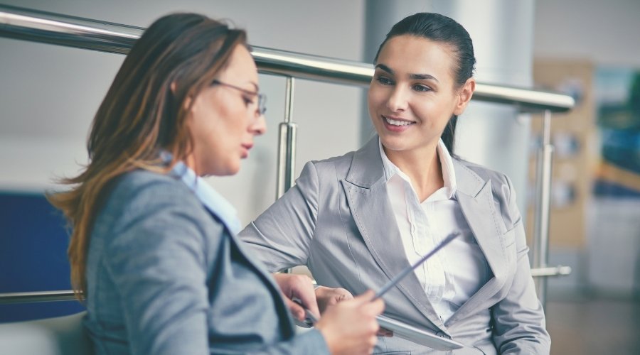 brokers-discussing-insurance-adviser-vs-insurance-broker-whats-the-difference