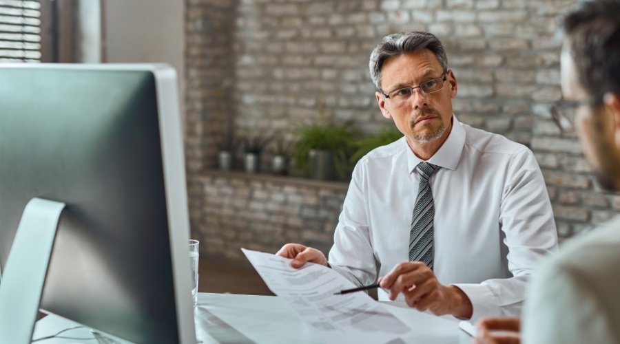 broker-looking-insurance-adviser-vs-insurance-broker-whats-the-difference