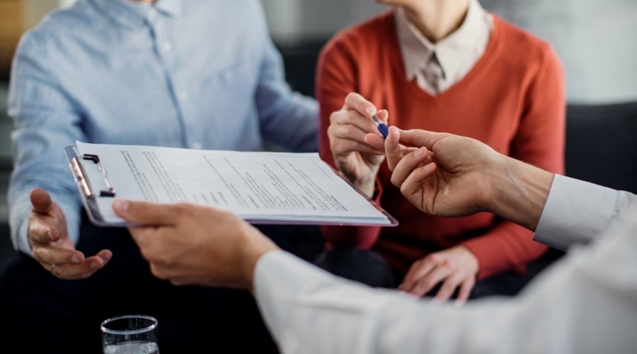 signing-form-insurance-adviser-vs-insurance-broker-whats-the-difference